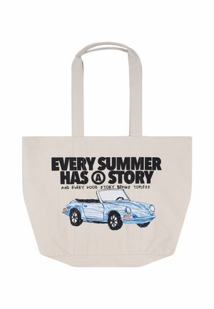 Sac cabas beige avec deux poignées, présentant une illustration d'une voiture décapotable bleue et le texte « Chaque été a une histoire et chaque bonne histoire commence sans toit. »