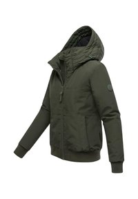 Veste matelassée verte avec capuche, fermeture éclair, poignets côtelés et poches avant. Tissu texturé et détail d'écusson rond sur la manche.