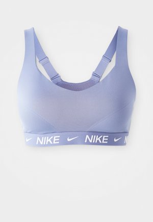 Lichtpaarse Nike sport-bh met verstelbare bandjes en een gebrandmerkte elastische band langs de onderrand, tegen een witte achtergrond.