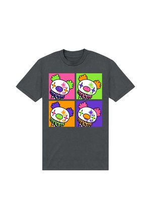 T-shirt gris foncé avec quatre visages de clown colorés style pop art sur fond carré rose, vert, orange et violet.