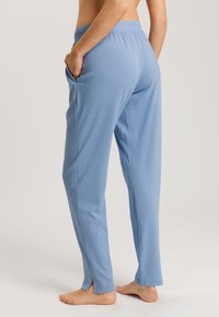 Lichtblauwe, zachte, rekbare broeken met een relaxte pasvorm, een elastische tailleband, zijzakken en gespleten naden bij de enkels.