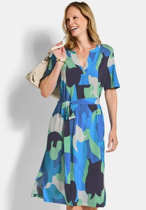 MIT BINDEBAND UND TASCHEN - Jerseykleid - blue/green patterned