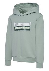 Lysegrøn hættetrøje med "hummel SPORTSWEAR" logo i hvid og sort skrift på fronten.
