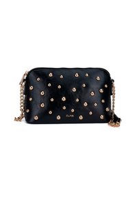 Bolso cruzado de cuero negro con tachuelas doradas, cierre de cremallera y correa de cadena. Textura suave con forma rectangular y detalle del logo.