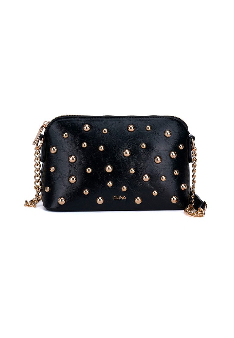 Bolso cruzado de cuero negro con tachuelas doradas, cierre de cremallera y correa de cadena. Textura suave con forma rectangular y detalle del logo.