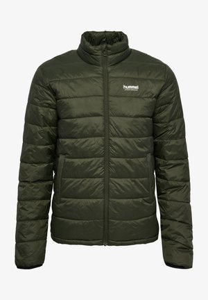 Veste matelassée vert olive avec des coutures horizontales et des poches latérales. Elle comprend un col montant et une fermeture éclaire sur le devant. Texture légère et lisse.