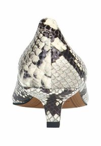 Chaussure à talon aiguille et bout pointu, avec un motif en serpent noir et blanc, texture brillante et un petit talon effilé. Semelle plate visible.