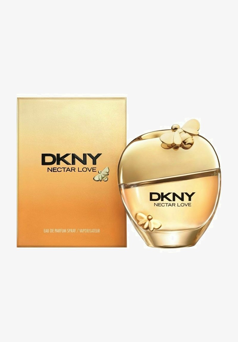 Guldtonad glasflaska i hjärtform med en bi-ackent, bredvid en guldask med "DKNY NECTAR LOVE" i fet svart text.