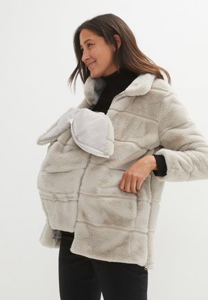 Veste de maternité en fausse fourrure gris clair, avec une fermeture éclair, un col oversize et une poche avant avec un rabat doux et rembourré.