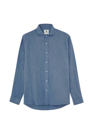 Camisa azul de manga larga con cuello, botones blancos al frente y un logo sutil en el pecho izquierdo.