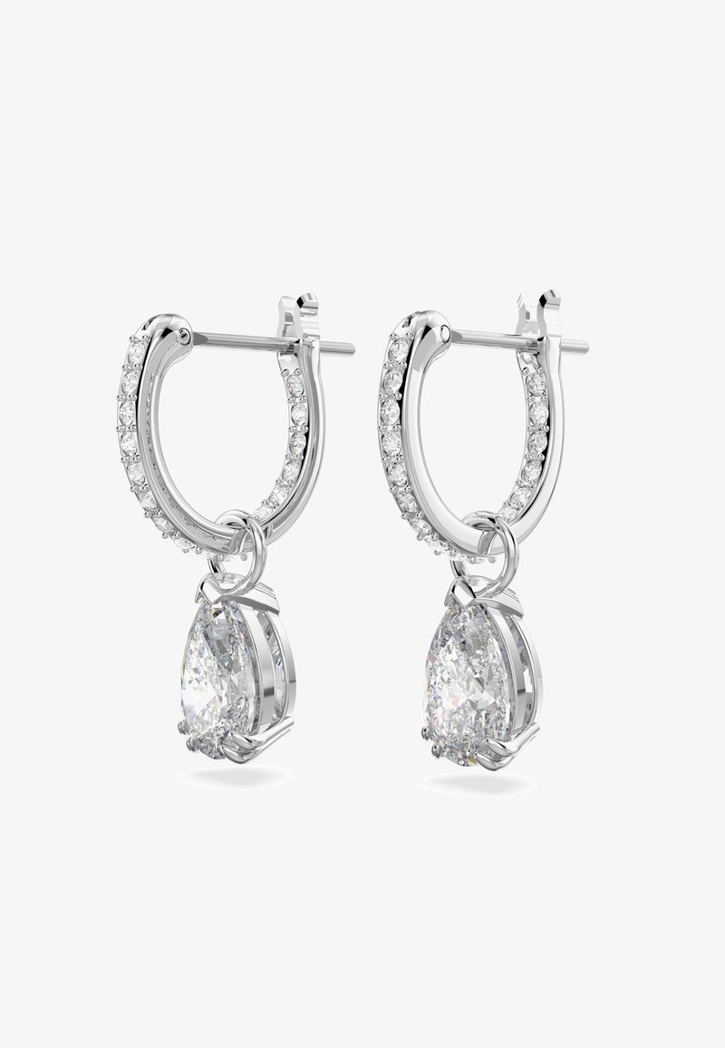 Ασημένια σκουλαρίκια κρίκοι που διαθέτουν μια σειρά από μικρότερους διαφανείς λίθους, με ένα σταγόνα διαφανές πολύτιμο λίθο να κρέμεται από το κάτω μέρος του κάθε σκουλαρικιού.