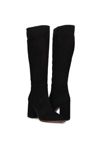 Zwarte suède over-de-knie laarzen met een spitse neus en blokhak, met een gladde textuur en minimalistisch ontwerp.