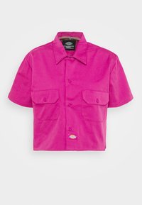 Camicia corta a maniche corte in cotone rosa brillante, caratterizzata da due tasche a toppa, colletto a punta e chiusura frontale con bottoni. Etichetta sul bordo.