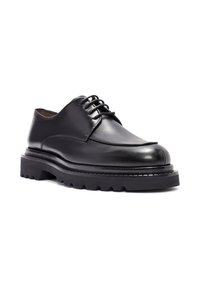 Schwarze Leder-Halbschuhe mit abgerundetem Zehenbereich, Schnürdesign und einer klobigen, strukturierten Gummisohle. Verfügt über gestickte Details entlang der Kante.