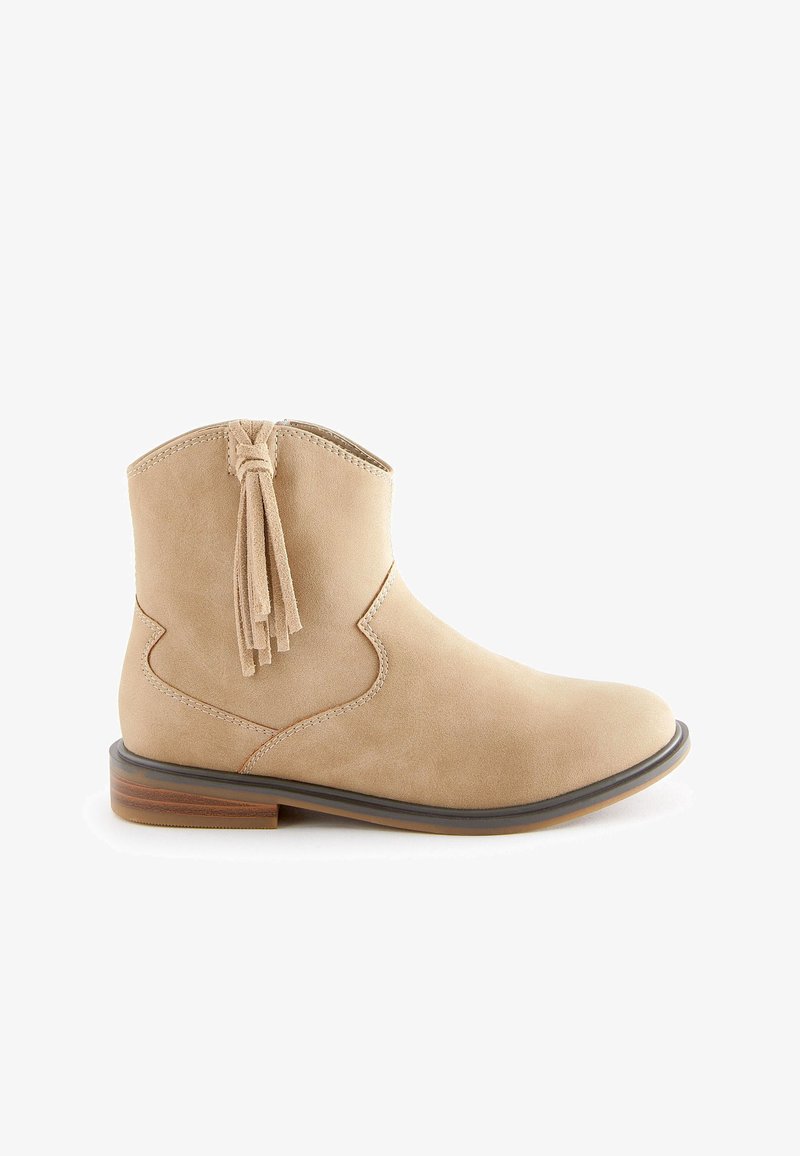 Beige Wildleder Stiefelette mit runder Zehe, seitlichen Nähten und Quastenapplikation hinten. Flacher Holzabsatz und Gummilaufsohle.