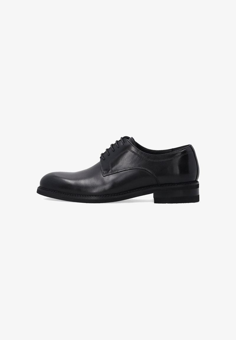 Schwarze Leder-Herrenschuhe im Oxford-Stil mit geschlossener Schnürung, runder Spitze und niedrigem gestapeltem Absatz, seitlich auf weißem Hintergrund abgebildet.