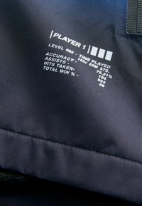 Schwarzer Stoff mit weißen Textdetails zu den Spielerstatistiken: Level, gespielte Zeit, Genauigkeit, Assists, erlittene Treffer und Gesamtsiegquote.