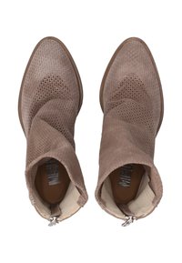 Bottines brunes perforées avec un design tombant, dotées d'un bout arrondi et d'une fermeture éclair sur le côté. Le matériau semble doux et texturé.