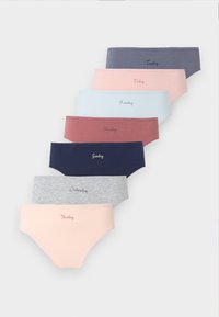 Επτά γυναικεία εσώρουχα σε διάφορα χρώματα τοποθετημένα κάθετα, καθένα με ετικέτα για μια διαφορετική ημέρα της εβδομάδας από Δευτέρα έως Κυριακή.