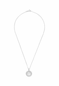 Collana d'argento con un ciondolo circolare che presenta un design ad albero, circondato da piccole pietre trasparenti, su una delicata catena.