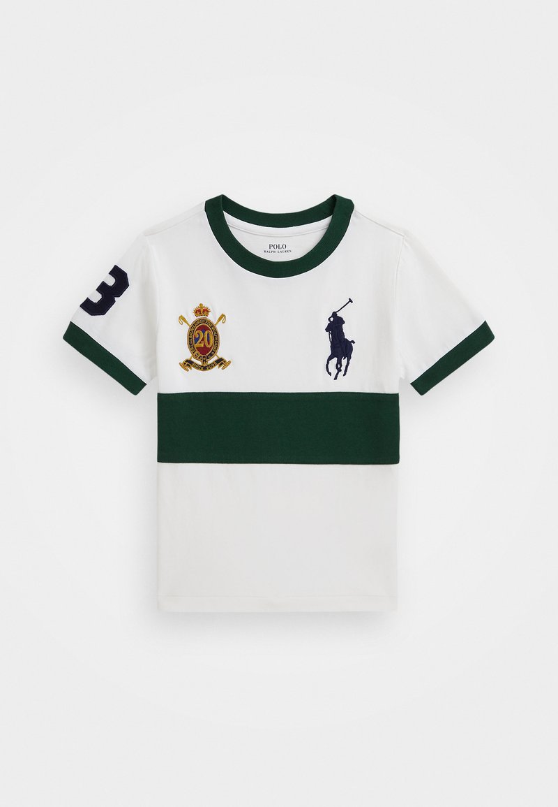 Λευκή βαμβακερή μπλούζα με πράσινες ρίγες, διακοσμημένη με λογότυπο τένις πολο σε ναυτικό χρώμα, κεντημένο στέμμα και σήμα "20", με κοντά μανίκια.