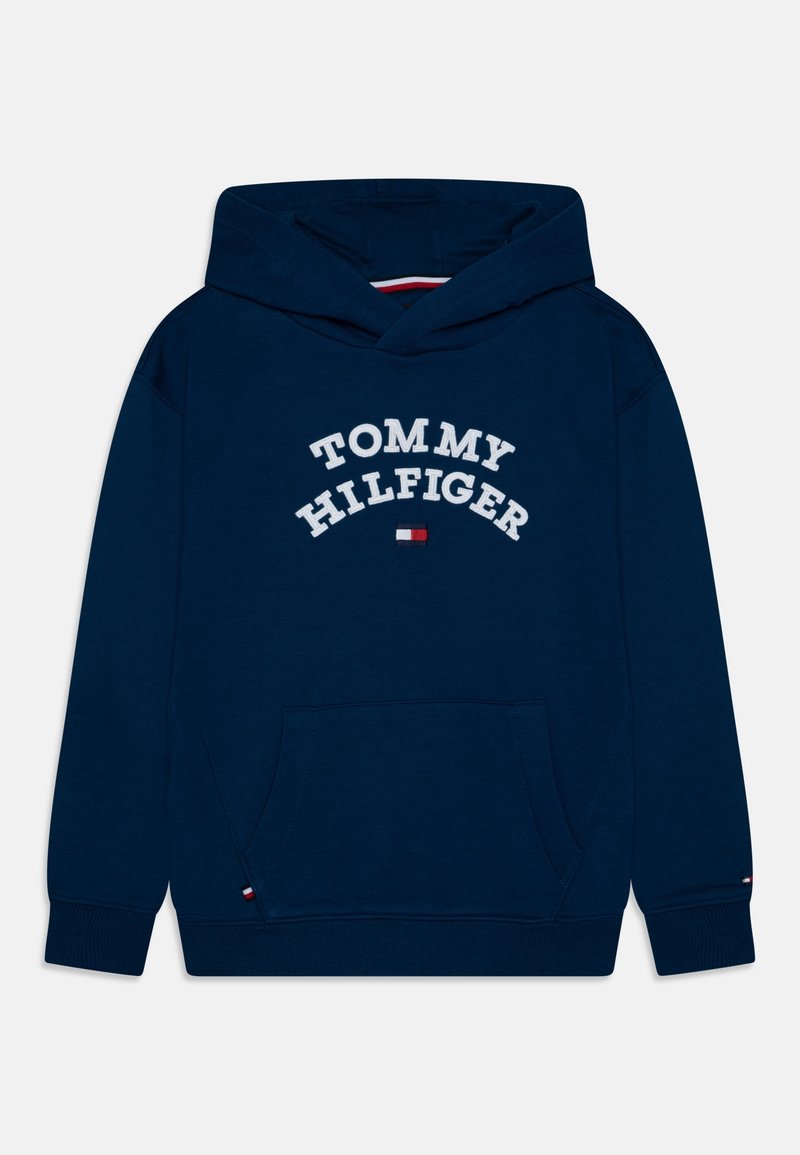 Sweatshirt à capuche bleu marine avec une poche kangourou à l'avant, texte "TOMMY HILFIGER" brodé en blanc et un petit logo en accent sur l'ourlet.