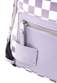 Borsa a scacchi viola e bianca con tasca frontale con zip, materiale in pelle, zip argento e uno slot piccolo per carte con dettagli del logo.