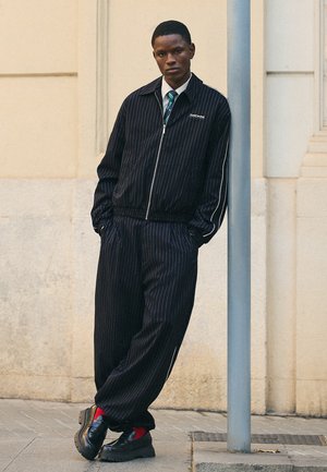 Bershka, SUPER BAGGY PINSTRIPE - TROUSERS - Pantalon classique - royal blue
