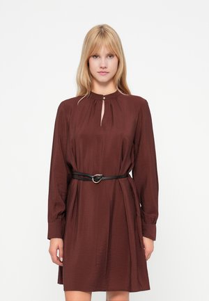 JDYRUELLE BELT DRESS - Tričkové šaty - rum raisin