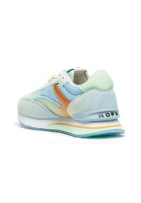 Sneakers in een mix van lichtblauw, mintgroen en oranje suede en leer. Voorzien van een dikke witte en mint groene zool met zwarte "HOFF" branding.