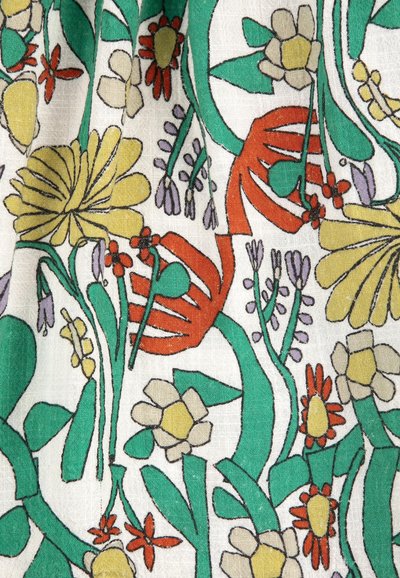 Motif de tissu floral avec des fleurs jaunes, oranges et beiges, des feuilles vertes, des bourgeons violets et des formes ressemblant à des fougères rouge-orange sur un fond blanc.