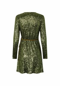 Zelena haljina s glitterom, dugim rukavima, zaobljenim dekolteom i zlatnim pojasom na struku. Ima svjetlucavu, teksturiranu površinu.
