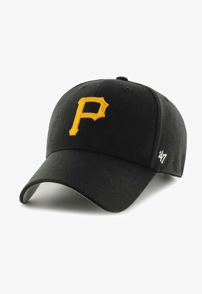 Casquette de baseball noire avec un « P » stylisé jaune sur le devant et le logo blanc « 47 » sur le côté.