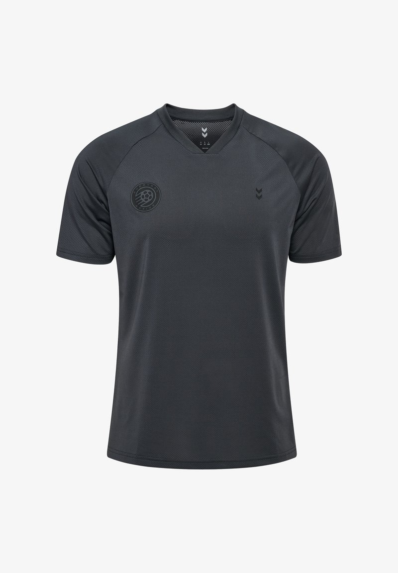 Maillot de sport gris foncé avec un col en V, des manches courtes, des panneaux en maille et un logo sur la poitrine gauche. Tissu lisse, évacuant l'humidité.
