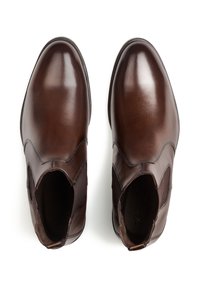 Braune Leder-Ankle-Boots mit glänzender Oberfläche, elastischen Seitenpaneelen, runder Zehenpartie und detailreicher Naht entlang der Kanten.