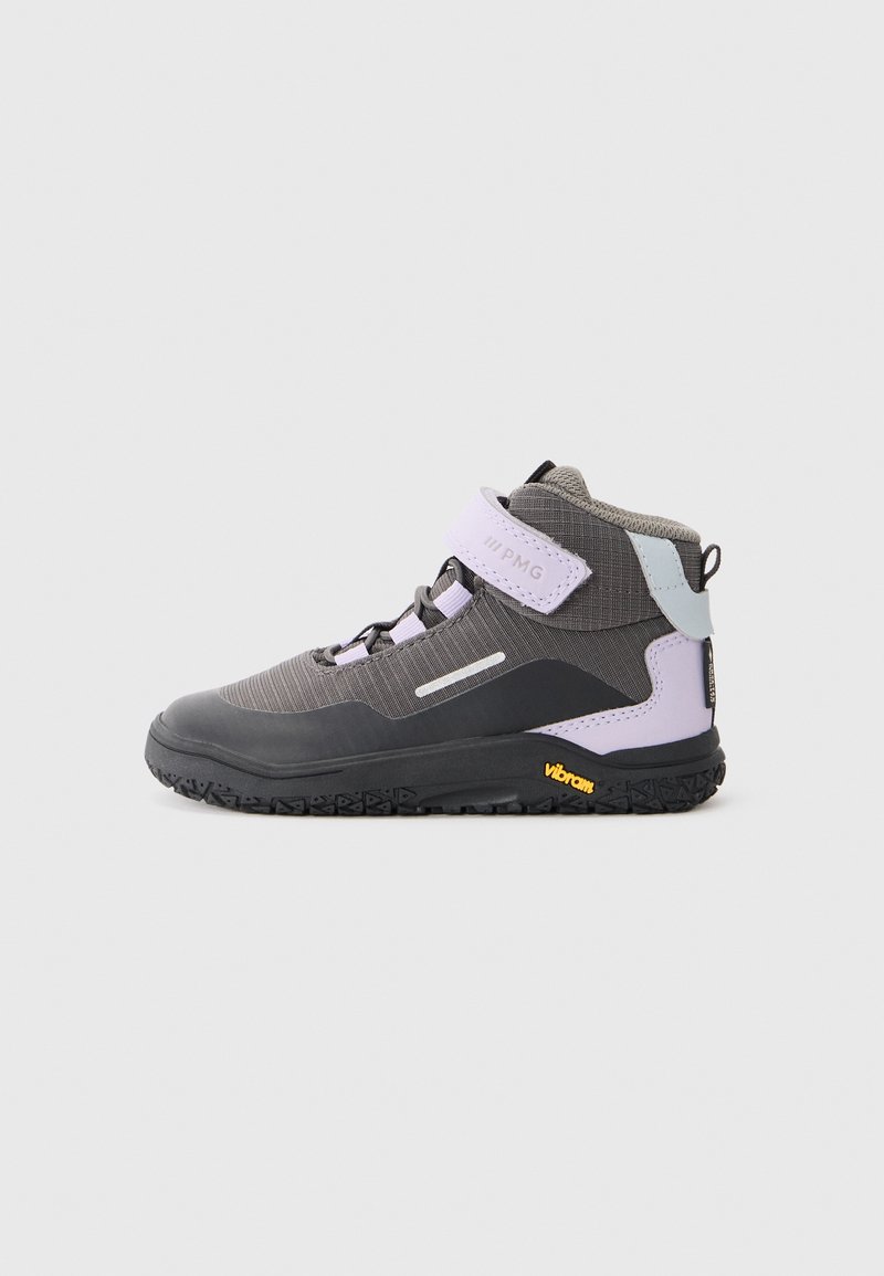 Chaussure de randonnée mi-haute grise avec des accents violets, dotée d'un dessus en tissu texturé, d'une sangle Velcro et d'une semelle extérieure en caoutchouc Vibram pour une meilleure adhérence.