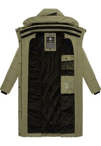 Oliivinvihreä eristetty parka mustalla tikkivuorella, useilla sisätaskuilla ja logoprintillä. Ominaisuuksina korkea kaulus ja napit.
