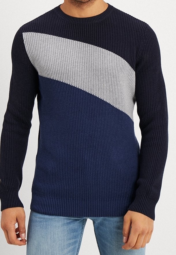 Maglione lavorato a maglia caratterizzato da un design gradient in blu navy, grigio chiaro e blu scuro, con una texture a coste e colletto rotondo.
