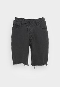 Calções de ganga preta com bainha desfiada, design de cinco bolsos e fecho de botão metálico. A textura é suave com uma aparência ligeiramente gasta.