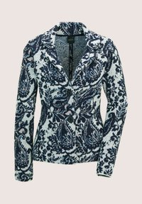 Blau-weißer gestrickter Blazer mit Paisleymuster, zwei schwarzen Knöpfen und einem Reverskragen.