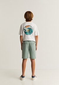 Scalpers OUTFITTERS - Shorts vaqueros - green