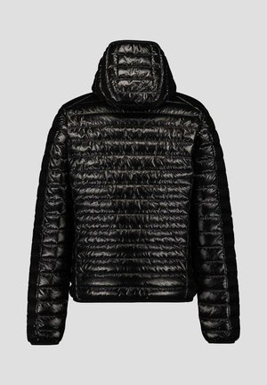 Zwarte gewatteerde jas met capuchon, met een getailleerde textuur, glanzende afwerking en elastische manchetten. De achterkant toont horizontale stiksels.