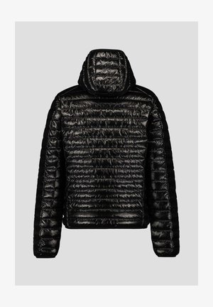 Zwarte gewatteerde jas met capuchon, met een getailleerde textuur, glanzende afwerking en elastische manchetten. De achterkant toont horizontale stiksels.