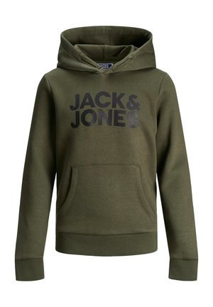 Osoba stoi z rękami w kieszeniach, ubrana w oliwkową bluzę z kapturem Jack & Jones i dopasowane spodnie dresowe oraz białe trampki, na szarym tle.