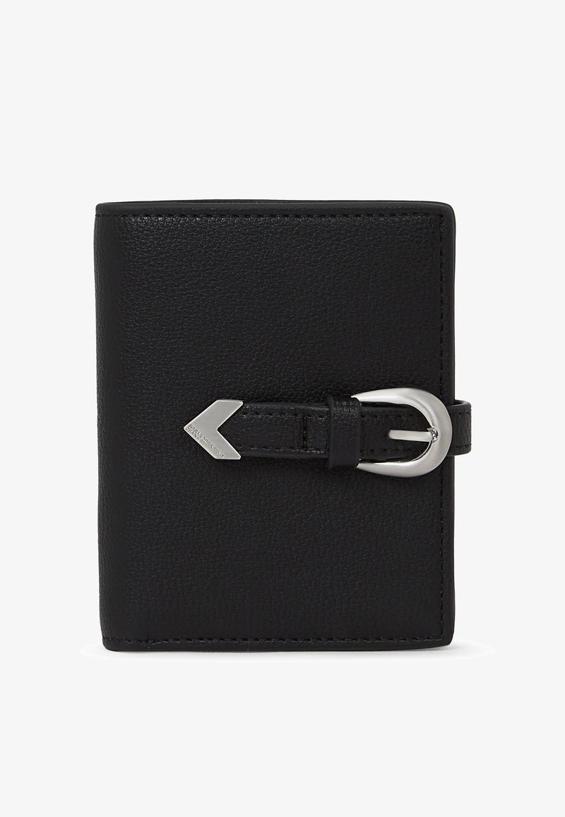 Črna usnjena denarnica z gladko teksturo, opremljena s srebrno zaponko v obliki puščice in zapiranjem na trak. Kompaktna, pravokotna zasnova.
