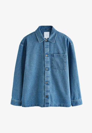 Camicia in denim blu con colletto standard, chiusura frontale con bottoni, tasca sul lato sinistro del petto e maniche lunghe con polsini abbottonati.