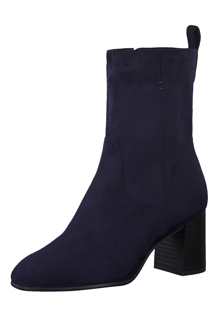 Stivale alla caviglia in suede blu navy con tacco a blocco, dotato di una parte superiore liscia, cuciture minimali e un tassello sul retro per una facile indossabilità.