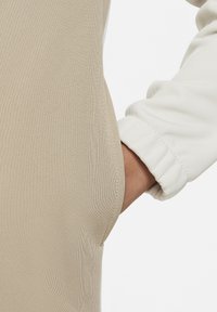 Nike Sportswear SPORTSWEAR - Trainingsanzug - light bone khaki white