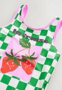 Costume da bagno con un design a scacchi verde e bianco, dettagli rosa e una grafica di due fragole rosse su uno sfondo rosa.