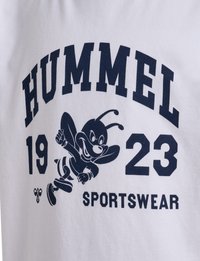 Hvid bomulds T-shirt med et mørkeblåt grafik af en løbende tegneseriebi, med teksten "HUMMEL" og "SPORTSWEAR", samt året "1923."